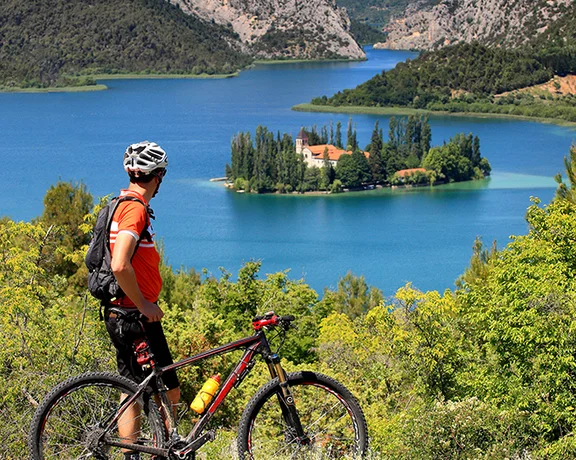 stunning lake landscapes of Kirka National Park.