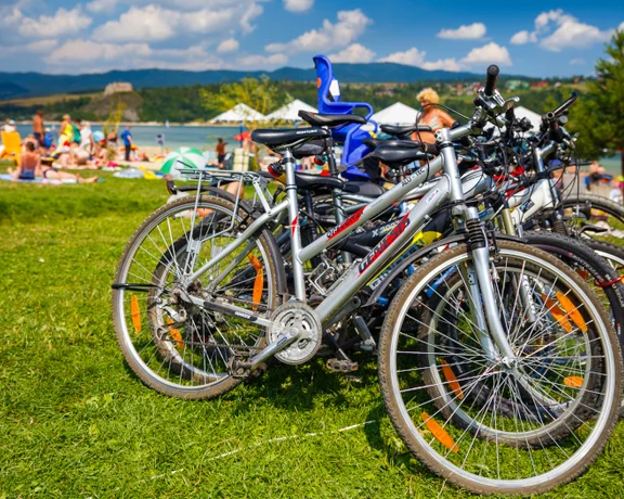 Bike to the beach in Niedzica, a place to relax with the Czorsztyn Castle as a backdrop.