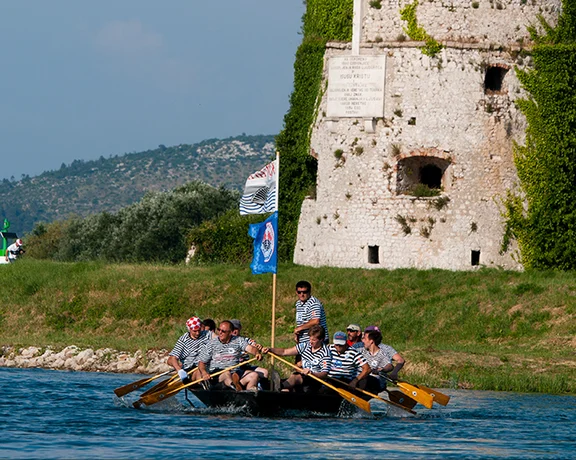 Take in landmark scenery as you follow the crews racing in the Ladja Marathon.