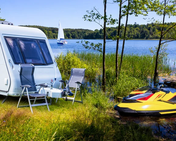 Drive right up to your lakeside spot for rest and recreation in Masuria.