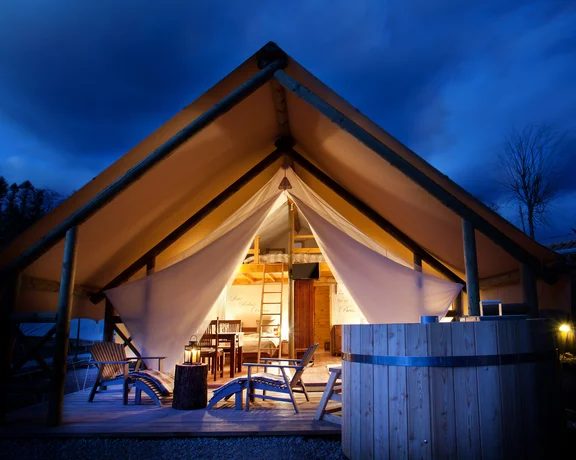 Spend beautiful evenings together in glamping tents.