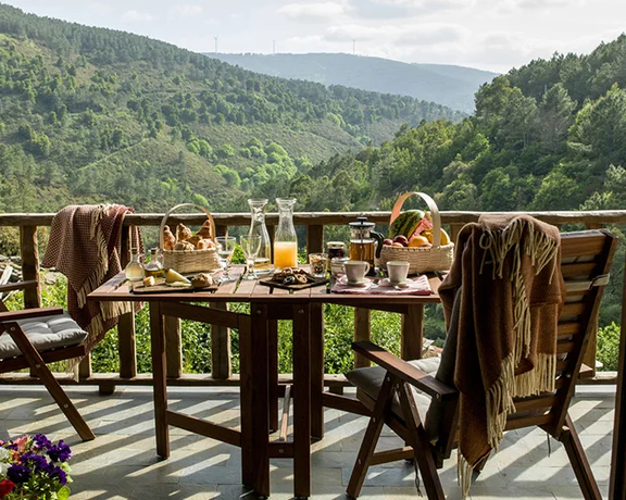 ポルトガル、セーラ・ダ・ロウザンの豊かな緑の森に囲まれた丘の斜面に佇む、セルデイラ村（Aldeias do Xisto）のシスト造りの家々。