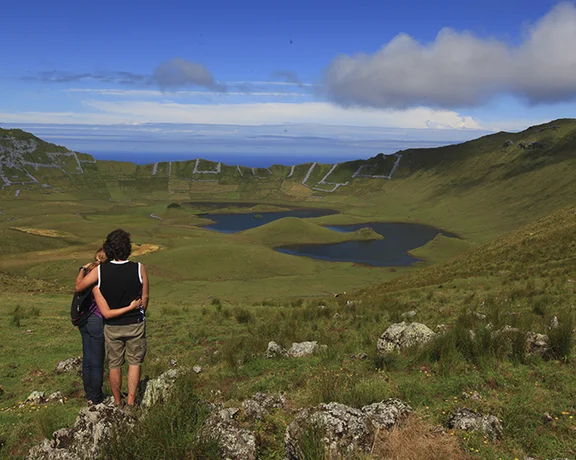 アゾレス諸島コルヴォ島のカルデイラン火山の火口。緑の斜面と底に湖がある深い円形のカルデラが見える。