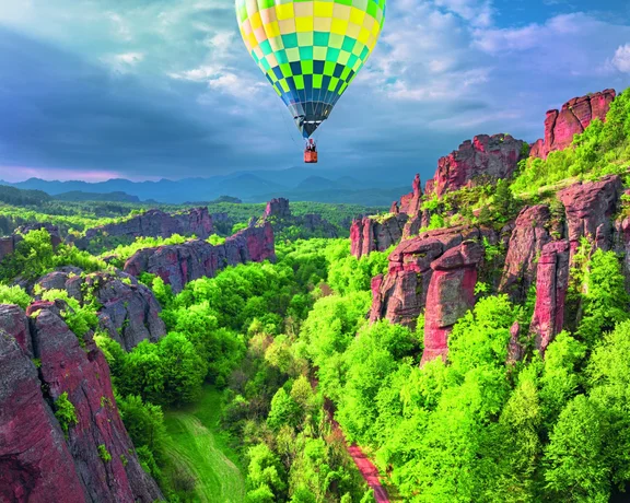 Lumières et décorations de festival colorées entre les impressionnantes formations rocheuses de Belogradchik, dans le nord-ouest de la Bulgarie, avec pour arrière-plan les montagnes escarpées.