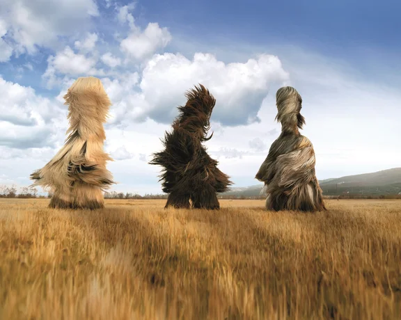 Des danseurs Kukeri masqués en costumes traditionnels de fourrure, avec de grandes cloches autour de la taille, participent à un festival bulgare de Kukeri destiné à chasser les mauvais esprits.