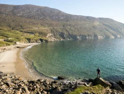 Paisagem verde estilizada da Irlanda e silhueta da costa atlântica