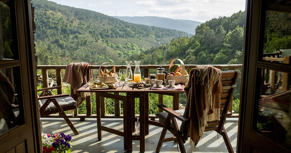 Imagine this view and this meal when you stay in Cerdeira Village! © Aldeias do Xisto.