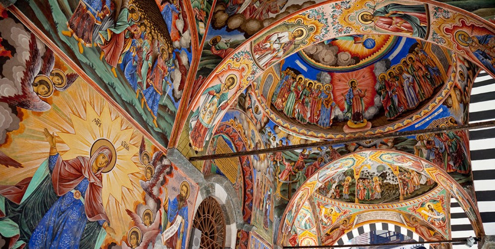 Mosteiro de Rila, com suas cores brilhantes e arcos pintados, na Bulgária