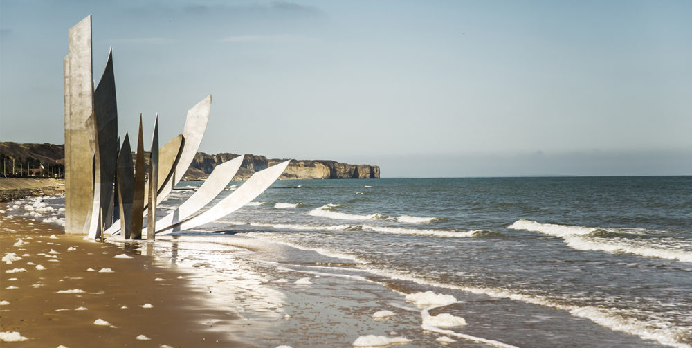 Um monumento comemorando a história da Segunda Guerra Mundial na praia de Omaha 