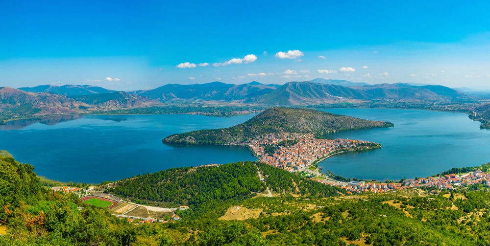 Vue aérienne de la ville grecque de Kastoria, où se déroule le festival River Party.