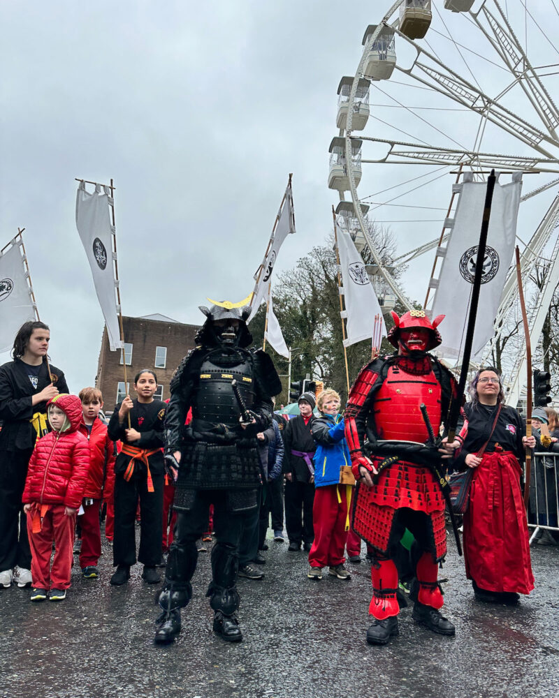 O animado desfile de St. Patrick cobre as ruas de Kilkenny, Irlanda.