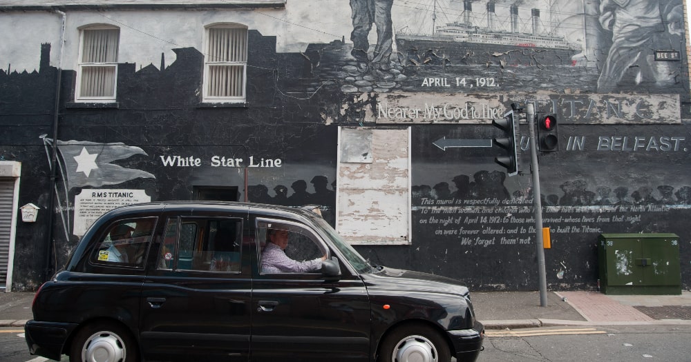 See the nooks and crannies of Belfast on a Black Taxi Tour
