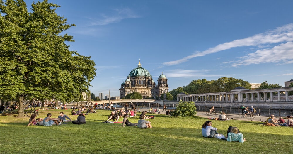 Berliners and visitors enjoying James-Simon-Park in summer, with Berlin Cathedral and Museum Island for company. © Lookphotos / Sabine Lubenow.