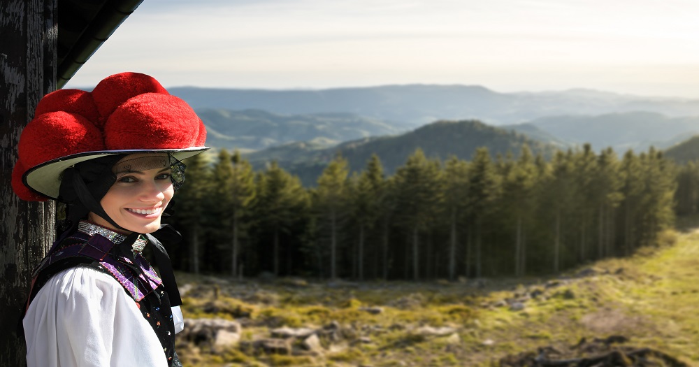 Wolfach: Woman with a Bollenhut in the Black Forest. © Schwarzwald Tourismus/Sascha Hotz