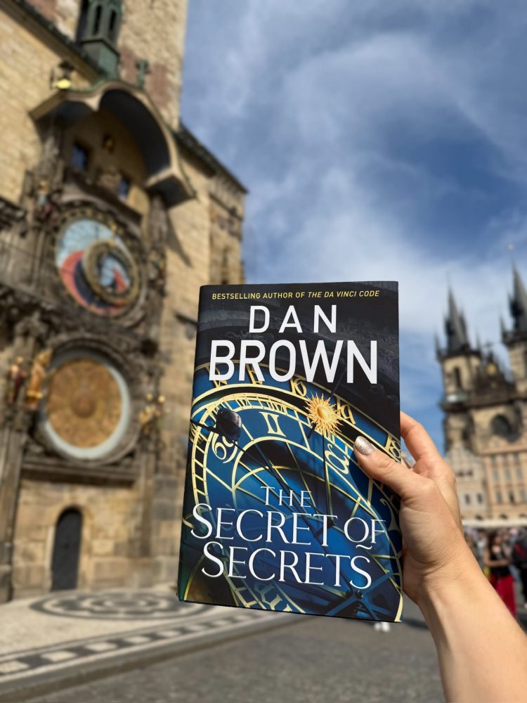 布拉格历史悠久的旧城广场，广场上立着罗马天文钟，钟楼就坐落在旧市政厅塔楼上。