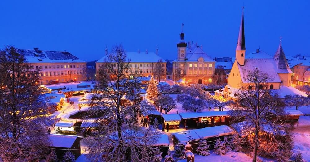 Altötting_Christmas market in the snow, ©Wallfahrts-und Verkehrsbüro Altötting / Heiner Heine.