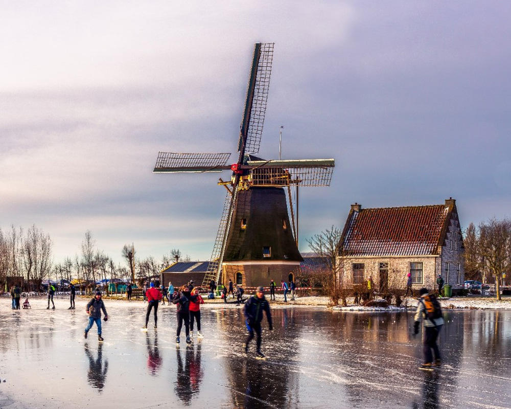 Ice Skating in Schipluiden, South Holland, Netherlands. @jarnogommers