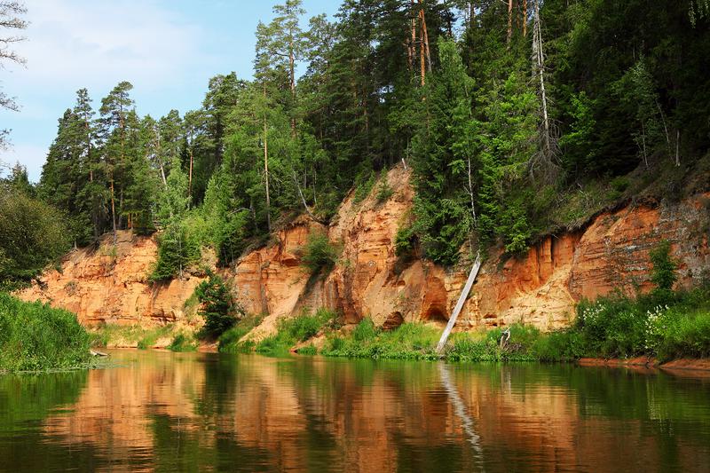Pendant des centaines d’années, la rivière Salaca en Lettonie a usé le grès, créant ces falaises et ces affleurements rocheux impressionnants.
